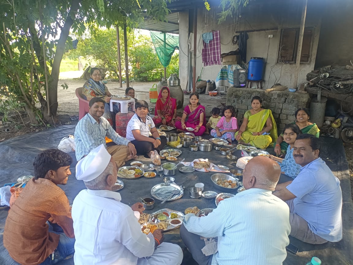 Ahmednagar teli Samaj Awla vriksh Pujan va van bhojan Utsav Sampanna