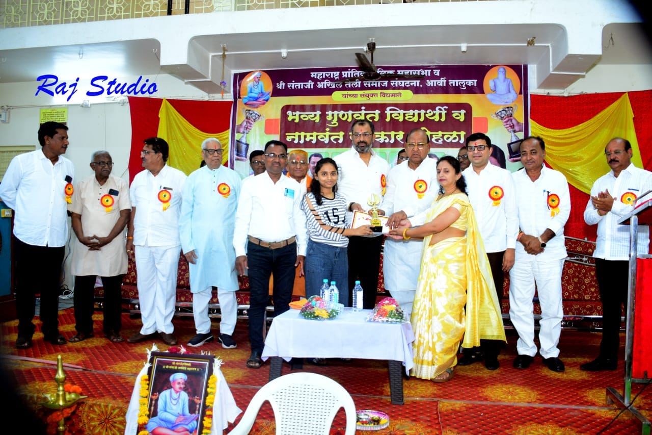 Arvi Teli Samajacha Madhye Vidyarthi Ani Samajsevakancha Satkar