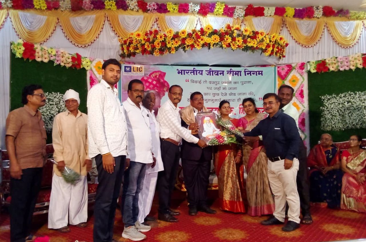 Dhanrajji Hirudkar LIC Sevak Te Tailik Mahasabha Leader