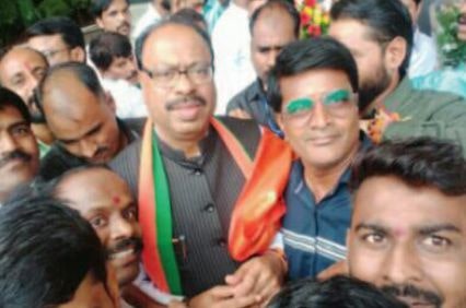 On behalf of Teli Sena Grand welcome to Chandrasekhar Bawankule at Mumbai airport