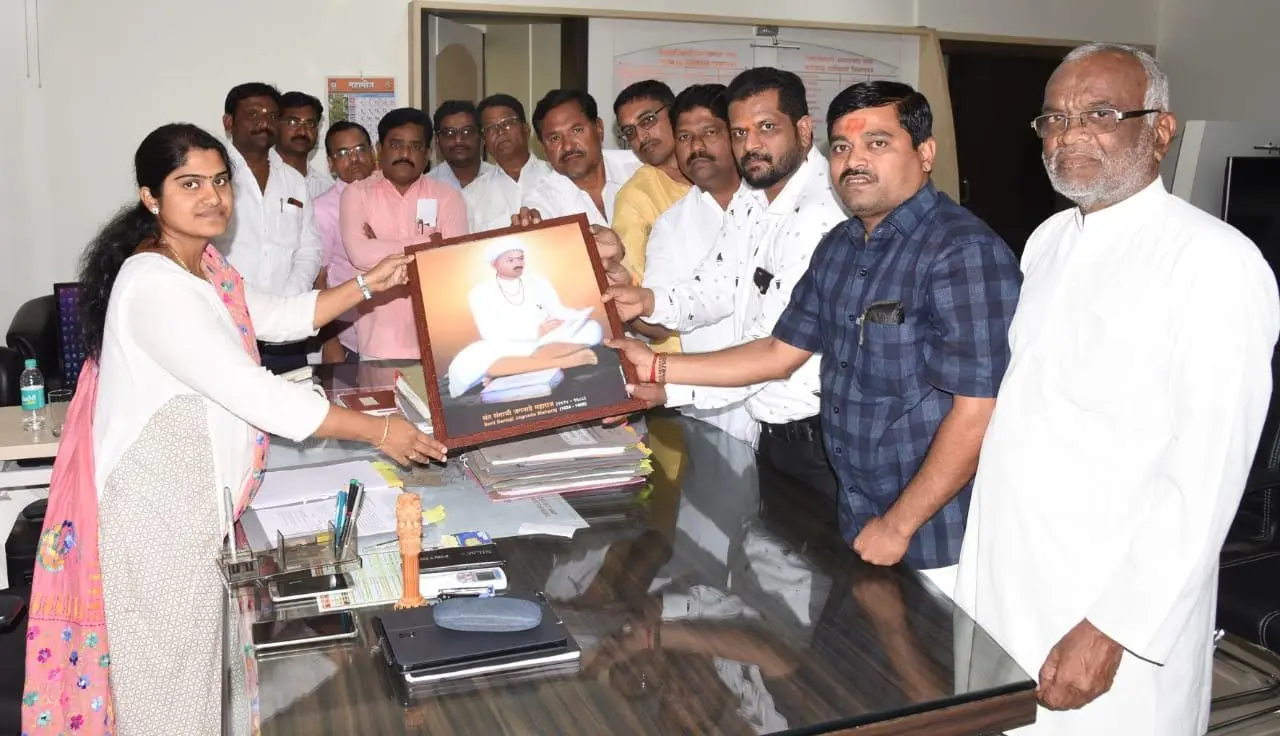 Osmanabad Teli Samaj gives Shri Santaji Maharaj Jagnade Image to Collector for Santaji Jayanti