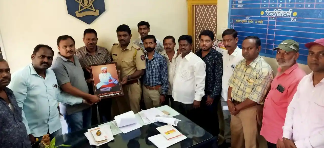 Sakri tilvan teli samaj give Sant Santaji Jagnade Maharaj Photo to government offices