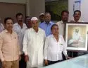  Satara Tilvan Teli Samaj gives Sant Santaji Maharaj Photo to Collector