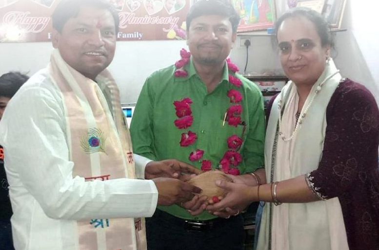 State President Ravi Karan Sahu honored Santosh Raj Sahu on the success of Samajik Mahakumbh