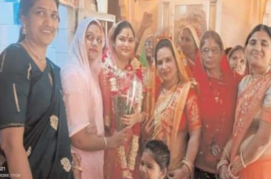 Teli Mahasabha Mahila Jila Adhyaksh Mamta Ajmera welcomed