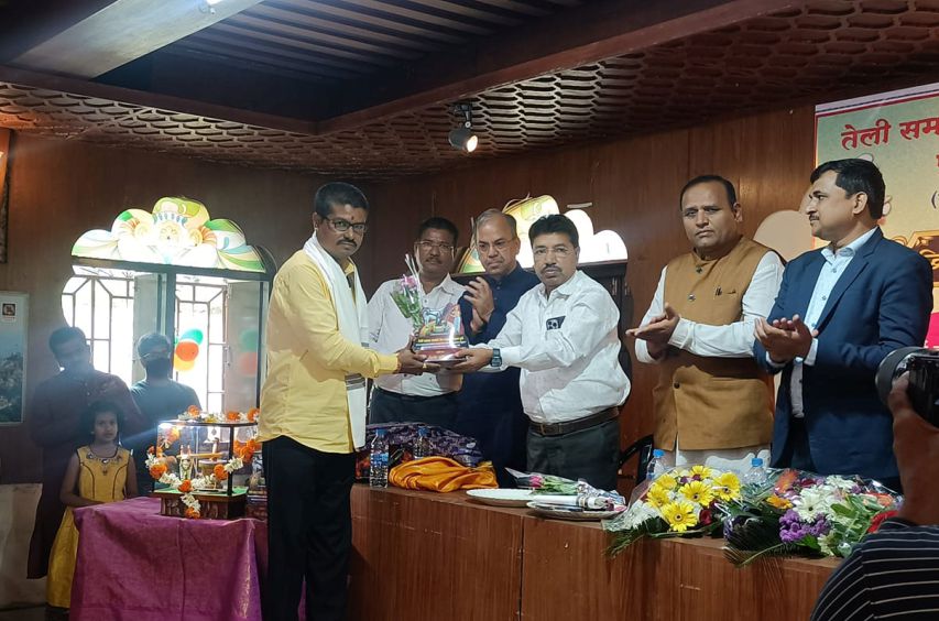 Teli Samaj Tel Ghana Pratishthan Pune Lakdi Ghana udyojak Samman