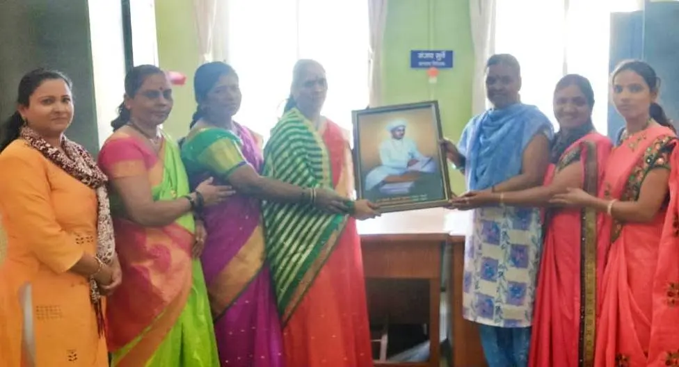 Teli Samaj mahila karyakarta gives Sant Santaji Maharaj Photo