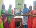 Teli Samaj mahila karyakarta gives Sant Santaji Maharaj Photo