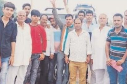 The delegation of Pratapgarh Teli Samaj give a memorandum to the Chief Minister