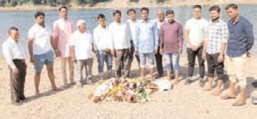 akhil bhartiya tailik sahu mahasabha cleans Mango Chhath Ghat