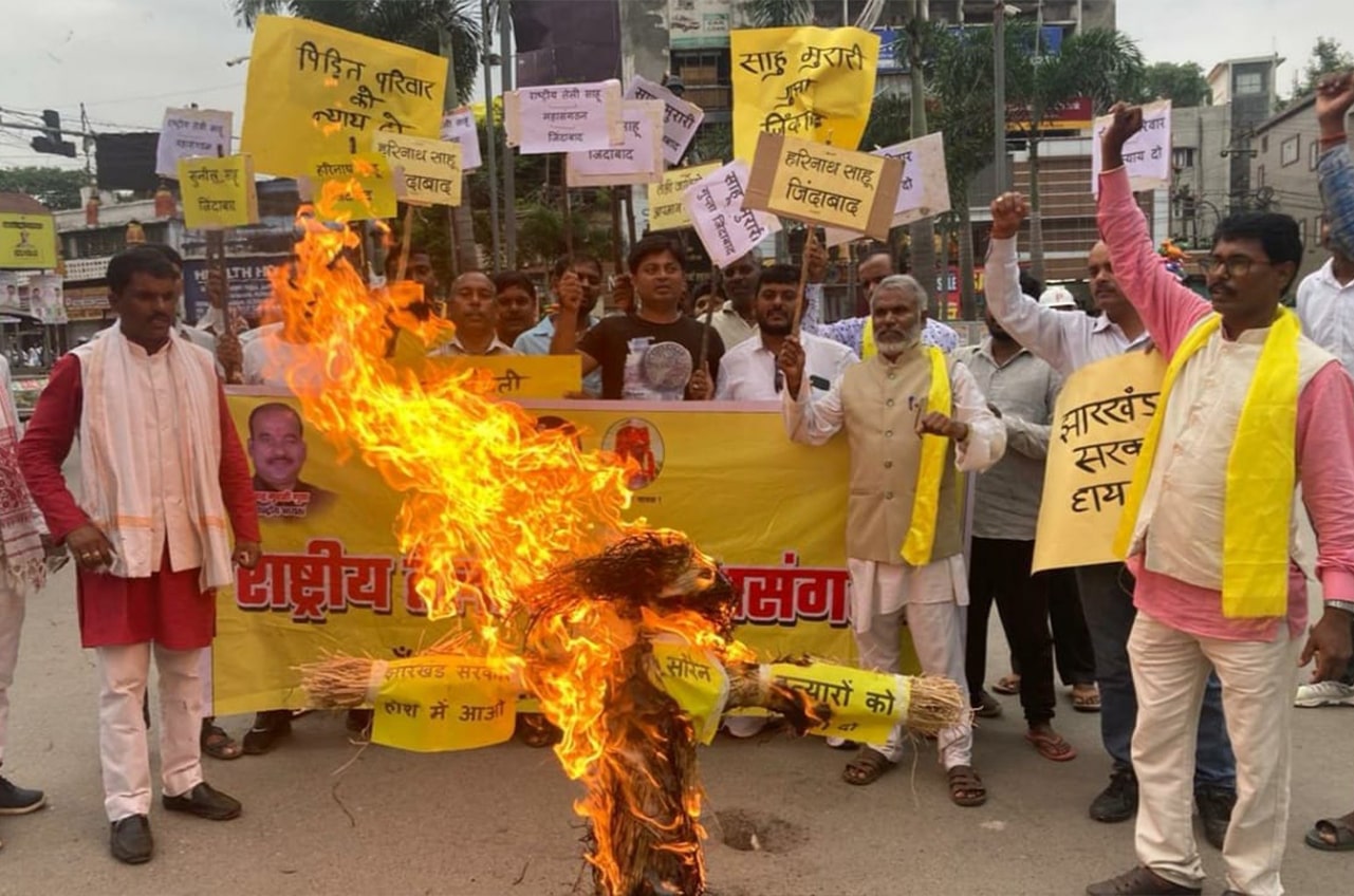 rashtriya teli Sahu mahasanghthane ke Tatva dhaan Mein Hemant Sarkar ka putla Dahan