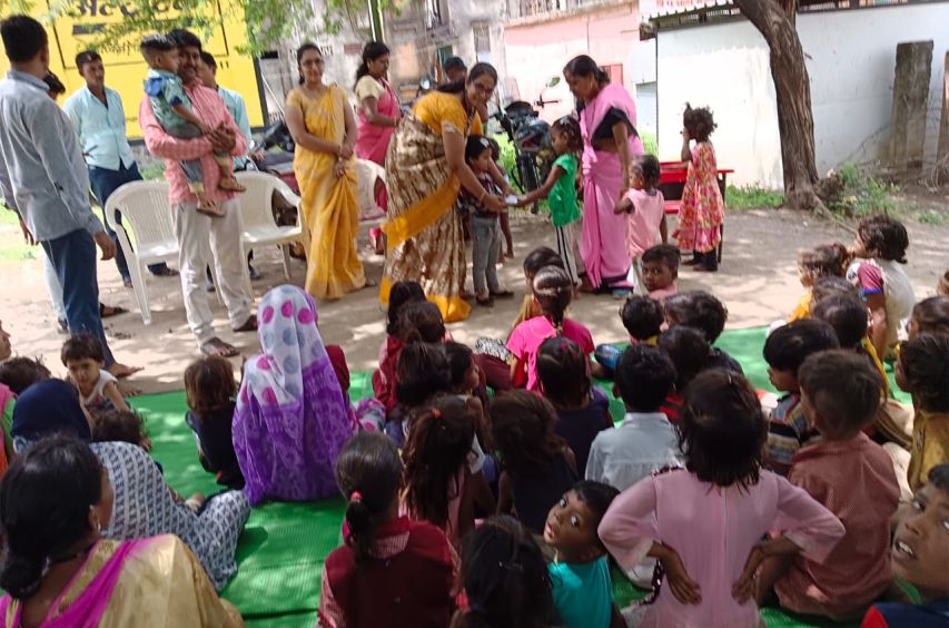 Distribution of food and school materials to children in Anganwadi center on behalf of Khandesh Teli Samaj Mandal