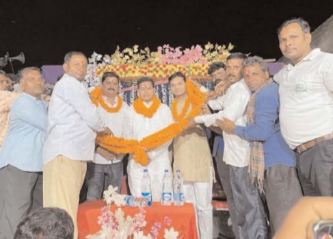 Toshram Sahu First District President Sahu Samaj cordial welcome in village Jhumka of Sarangarh Bilaigarh Toshram Sahu First District President Sahu Samaj cordial welcome in village Jhumka of Sarangarh Bilaigarh