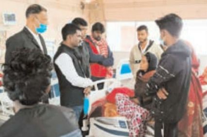 Executive President of Rashtriya Teli Sahu MahaSangathan met Pratima Devi and Rajesh Sahu who are being treated in Ranchi Rims Executive President of Rashtriya Teli Sahu MahaSangathan met Pratima Devi and Rajesh Sahu who are being treated in Ranchi Rims