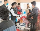 Executive President of Rashtriya Teli Sahu MahaSangathan met Pratima Devi and Rajesh Sahu who are being treated in Ranchi Rims Executive President of Rashtriya Teli Sahu MahaSangathan met Pratima Devi and Rajesh Sahu who are being treated in Ranchi Rims