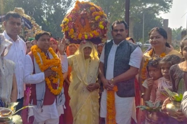 Saint Shiromani Maa Karma Mata was welcomed grandly by showering flowers on the arrival of Rath Yatra in Singrauli district