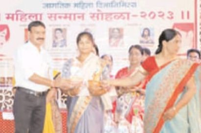 Maharashtra Provincial Tailik Mahasabha Umred felicitates journalist Nisha Jambhule on International Womens Day