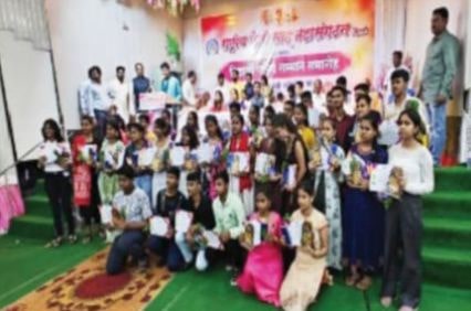 Rashtriya Teli Sahu Mahasangthan celebrated Vidyarthi Gaurav Samman students were praised and honored on stage