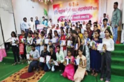 Rashtriya Teli Sahu Mahasangthan celebrated Vidyarthi Gaurav Samman students were praised and honored on stage Rashtriya Teli Sahu Mahasangthan celebrated Vidyarthi Gaurav Samman students were praised and honored on stage