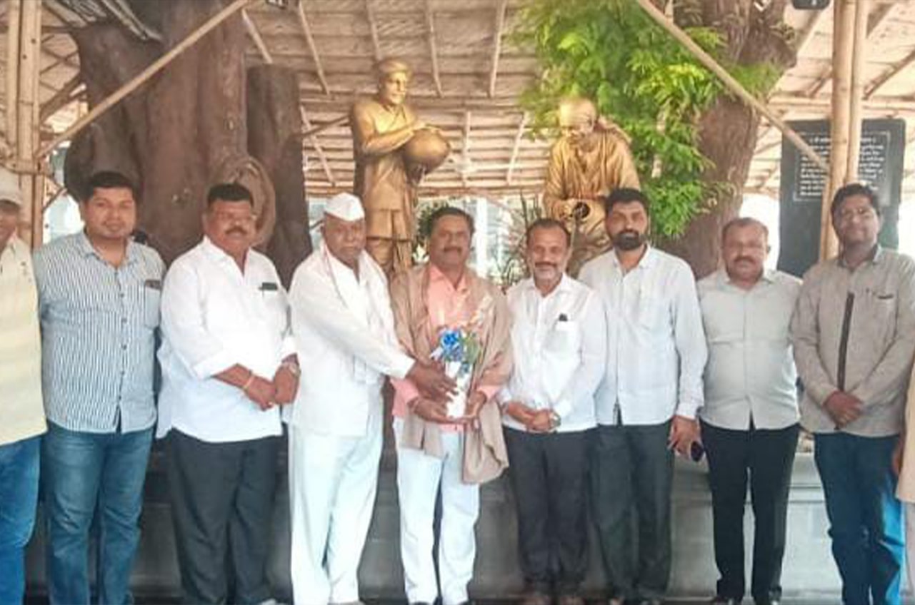 Badrimama Lokhande the newly appointed Regional President of Teli Samaj was felicitated on behalf of Shirdi villagers