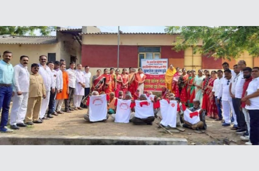 Distribution of t-shirts to men and sarees to women by the Maharashtra prantik Tailik Mahasabha Mahila Aghad by the Mayor in the kushtaRog ashram