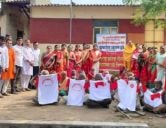 Distribution of t-shirts to men and sarees to women by the Maharashtra prantik Tailik Mahasabha Mahila Aghad by the Mayor in the kushtaRog ashram