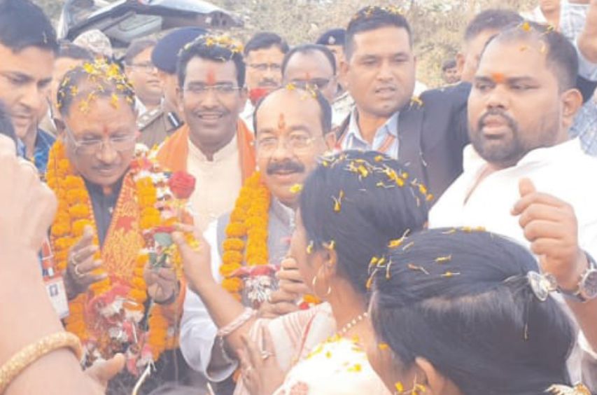 On reaching Rajim the Chief Minister and Deputy Chief Minister were given a grand welcome at the residence of MLA Rohit Sahu