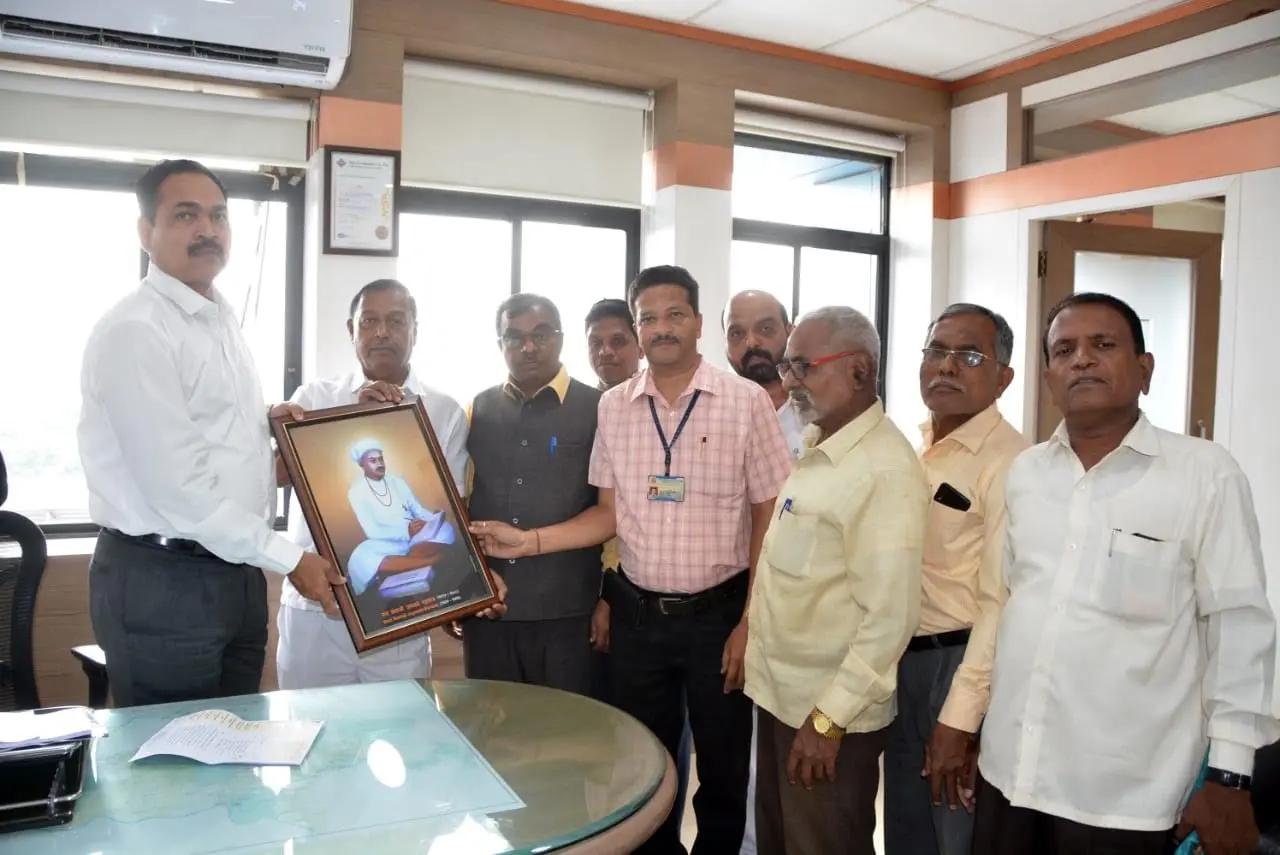 Teli Samaj Pimpri-Chinchwad gives snataji maharaj Images to government office of Pimpri-Chinchwad