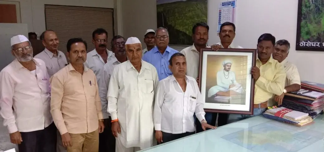  Satara Tilvan Teli Samaj gives Sant Santaji Maharaj Photo to Collector