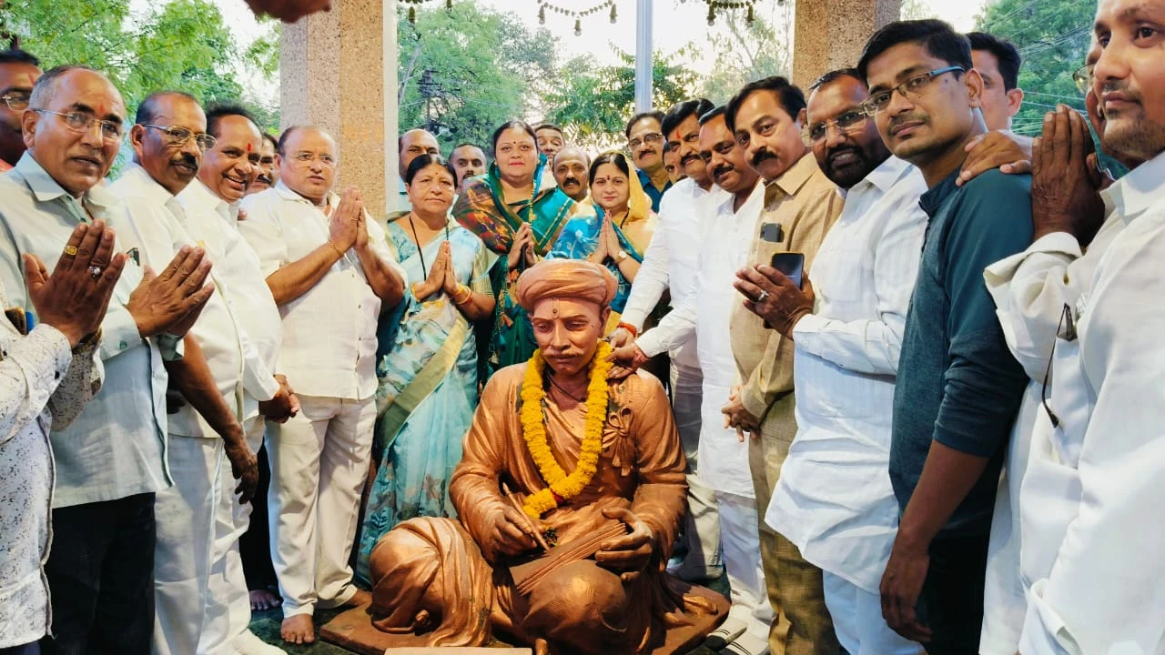 Khandesh Teli Samaj Mandal Welcomes Caste Census with Fireworks and Sweets