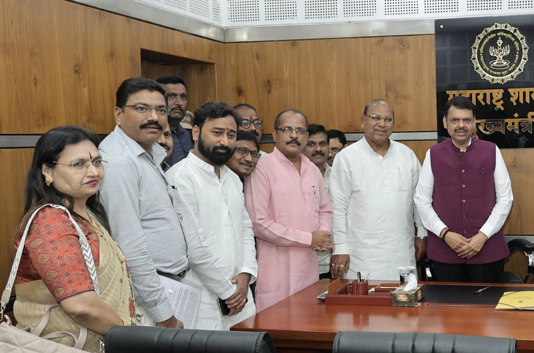 Teli Mahasabha Chi Fadnavis Sobat Baithak Samajachya Prashnansathi Vaachan