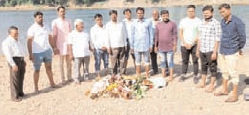 akhil bhartiya tailik sahu mahasabha cleans Mango Chhath Ghat