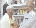 साहित्यकार और कवि के द्वारा सम्मानित किया गया