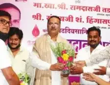 खा.रामदास तडस, संजय हिंगासपुरे यांच्या वाढदिवसानिमित्त रक्तदान शिबीर १२७ दात्यांचे रक्तदान