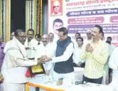 दिलीप खोंड यांचा सामाजिक क्षेत्रातील स्व. गं. द. आंबेकर श्रम गौरव पुरस्कार देऊन सन्मान