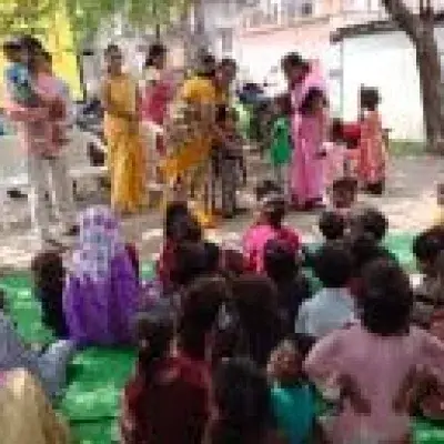 खान्देश तेली समाज मंडळाच्या वतीने अंगणवाडी केंद्रात बालकांना आहार व शालेय साहित्य वाटप