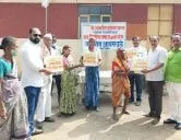 खान्देश तेली समाज मंडळाच्या वतीने फागणे गावात फराळ वाटप