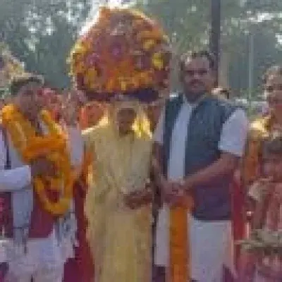 सिंगरौली जिले में संत शिरोमणि मां कर्मा माता का रथयात्रा आगवन पर फूलों से वर्षा कर किया गया भव्य स्वागत