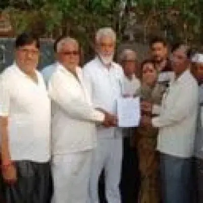 मालेगाव डाबली येथे प्राणघातक हल्ला केल्याबद्दल कारवाईसाठी डॉ.सुभाष भामरे व पालकमंत्री दादाभाऊ भुसे यांना निवेदन