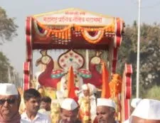 एरंडेश्वर नागरी मध्ये संत श्री संताजी महाराज रथ यात्रेचे जोरदार स्वागत