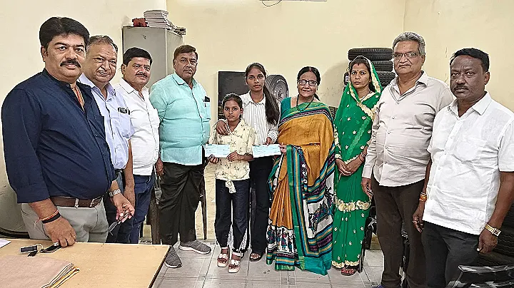 संवेदना की मिसाल: जबलपुर साहू समाज ने थामा अनाथ बहनों की पढ़ाई का हाथ, दी 50 हजार की मदद