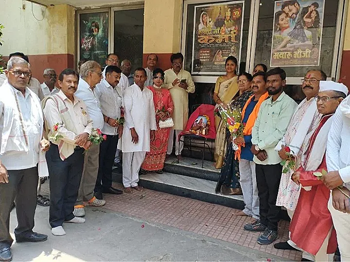 नागपुर में हिन्दी फिल्म 'भक्त माँ कर्मा' का जयश्री टॉकिज में पूजा अर्चना के साथ भव्य शुभारंभ