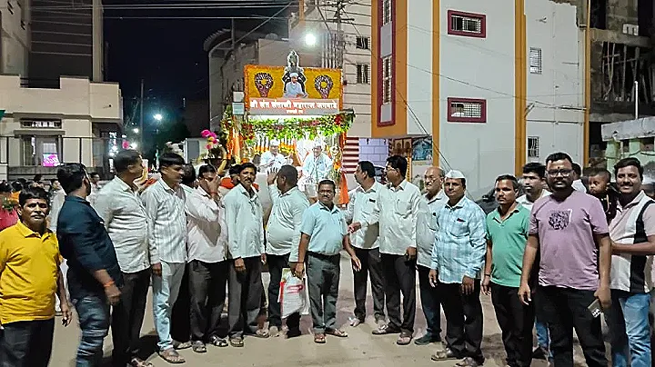 महाराष्ट्र प्रांतिक तैलिक महासंघातर्फे फलटण येथे श्री संत संताजी जगनाडे महाराज पालखीचे भव्य व उत्साहपूर्ण स्वागत