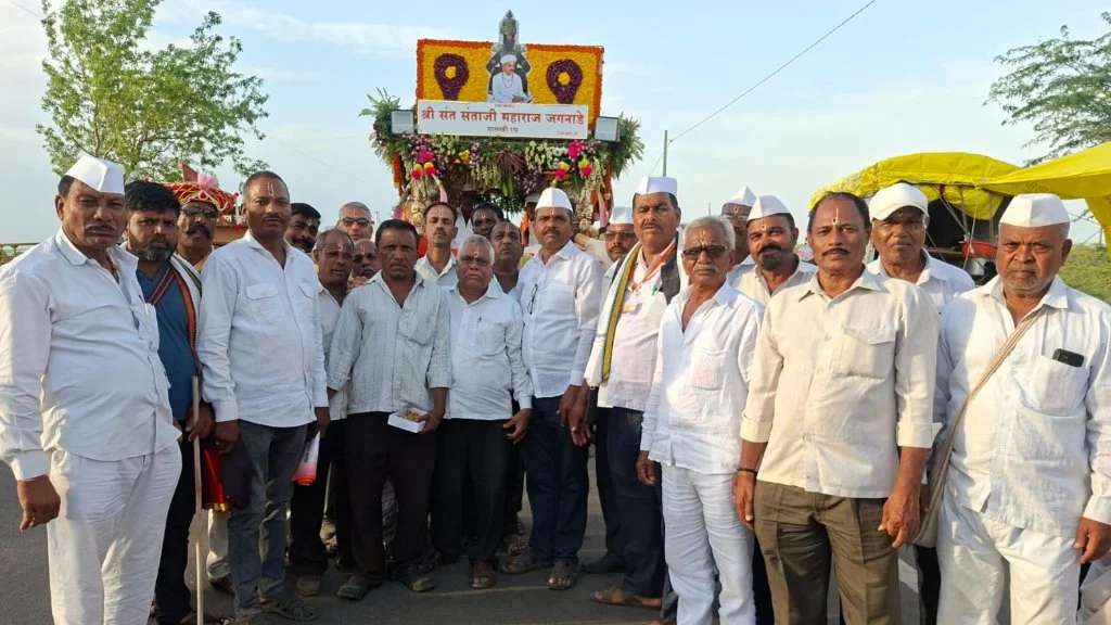 Grand Welcome to Sant Jaganade Maharaj Palkhi in Satara District by Samast Tilwan Teli Samaj Sangh