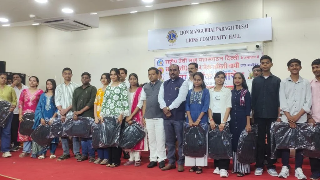 Sahu Teli Samaj Vapi ka 12va Varshik Samaroh Bhavya Rup se Sampann Sahu Teli Samaj Meghavi Chhatron ka Samman