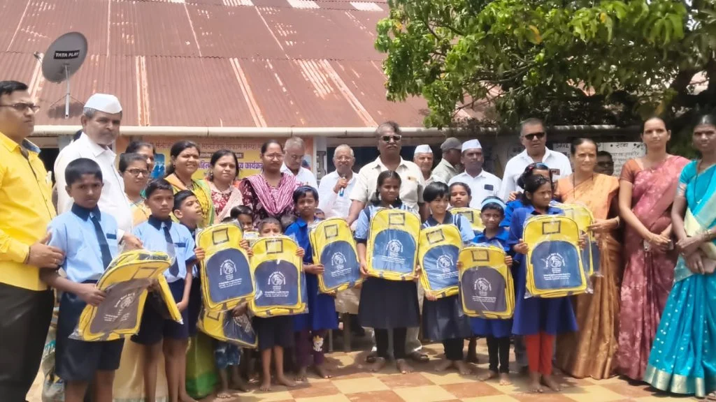 Santaji Shaikshanik va Samajik Vikas Sanstha Satara tarfe School Bags Vatap