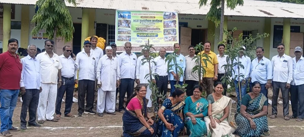 Shri Santaji Shaikshanik va Samajik Vikas Sansthecha Upakram Samajachya Sathine Sakarla Bhavy Divya Vriksharopan Sohala